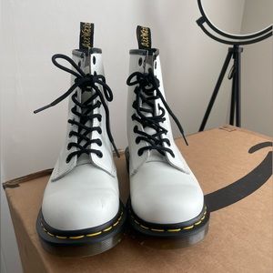 Doc Marten 1460 WOMEN'S SMOOTH LEATHER LACE UP BOOTS